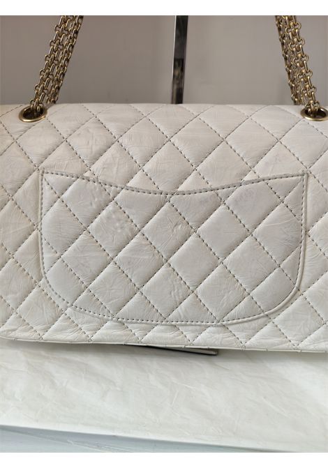 Chanel 2.55 Reissue white flap distressed leather gold hardware shoulder bag Chanel Pre-Owned | 2.55 BIANCAINVECCHIATA
