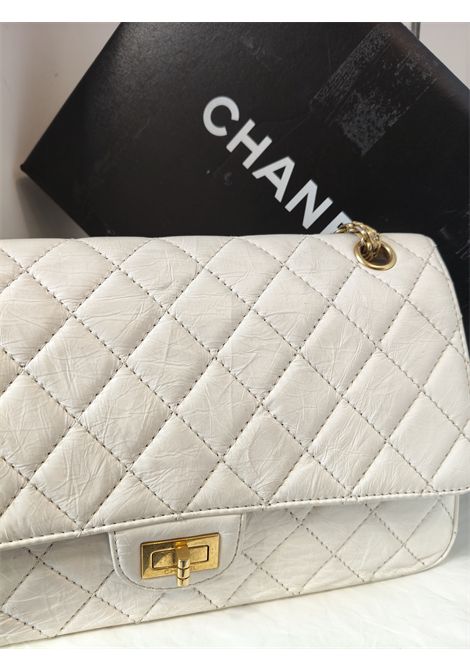 Chanel 2.55 Reissue white flap distressed leather gold hardware shoulder bag Chanel Pre-Owned | 2.55 BIANCAINVECCHIATA