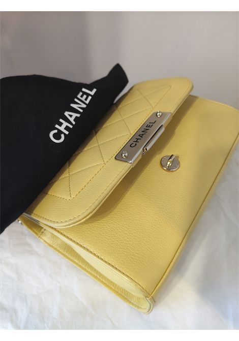 2016 Chanel light yellow leather silver tone hardware contemporary camera bag Chanel Pre-Owned | GIALLO CAMERA BAG16/17