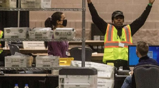 Smartmatic, uno de los fabricantes de máquinas de votación atacados por Trump y compañía, exigió rectificaciones sobre las publicaciones difamatorias en su contra. / Agencia AFP