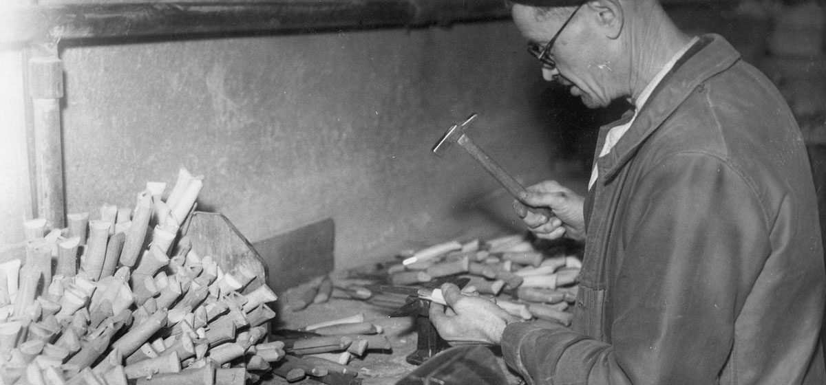 1914 - Knife making goes into full-scale mass production to keep up with demand. The rest, as they say, is history.