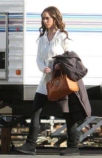 jennifer-love-hewitt-and-her-tory-burch-anna-satchel-handbag