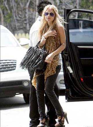 steal-mary-kate-olsen-s-bag-fashion-olsen-twins-news-fe30e64aa5eeb833a46b04de3225e1fa