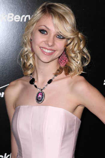 taylormomsen_ORG-blackberrypearl8130smartphone-2008jan29-006