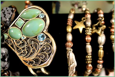 Dolores' Hair Works Logo