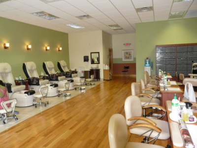 Lux Nails &amp; Spa Logo