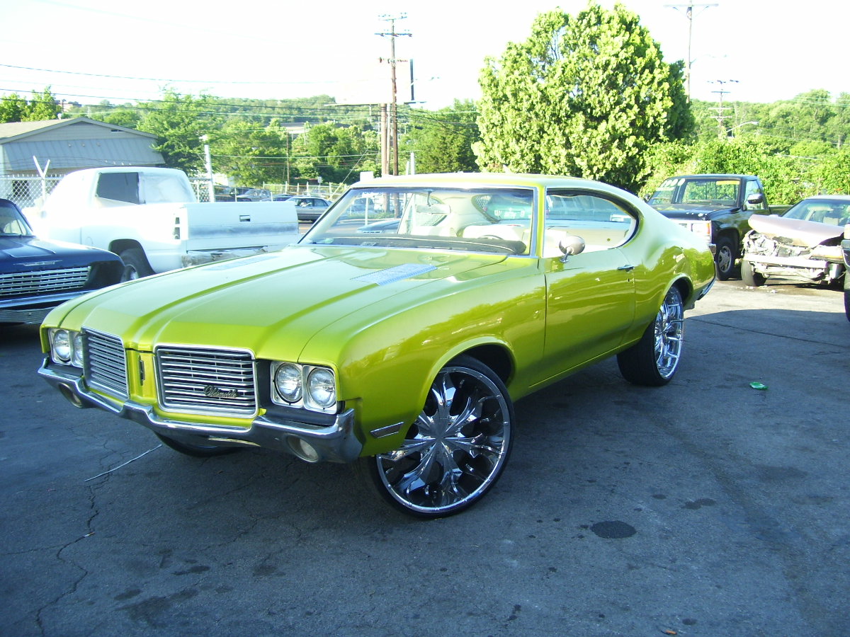 Luvs Auto Body Shop Logo