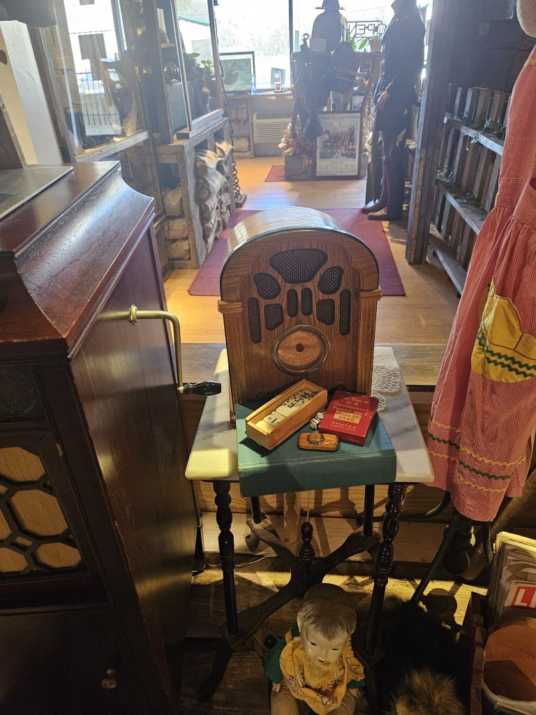 The Radio in the 1940s The Heart of the Family and the Home