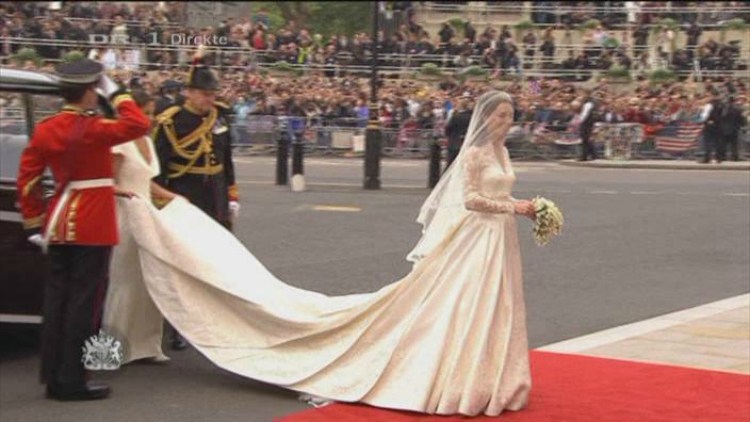 Early Sketches Of Meghan Markle S Wedding Dress Have Already Reportedly Been Leaked