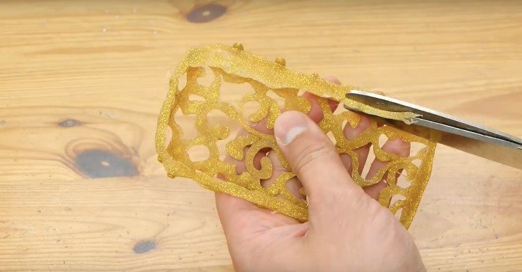 Making A Diy Phone Case Using Only A Glue Gun