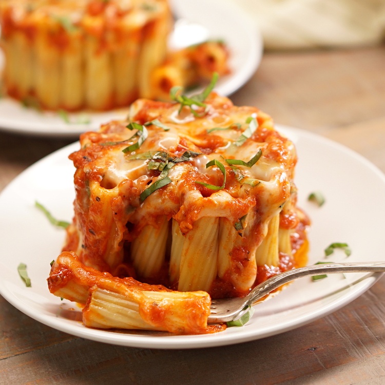 You can make these eye-catching mini rigatoni pasta pies in a coffee mug! Rigatoni pasta stuffed with melted mozzarella cheese, marinara sauce, and fresh basil.