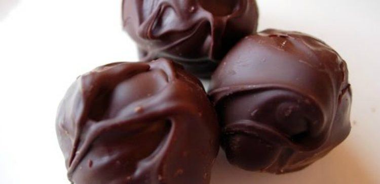 How To Make 3 Ingredient No Bake Chocolate Cookie Balls For Christmas