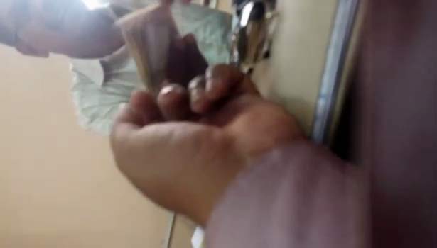 சமூக வலைதளங்களில் பரவிய புதுவை சப்–இன்ஸ்பெக்டர் லஞ்சம் வாங்கும் காட்சி