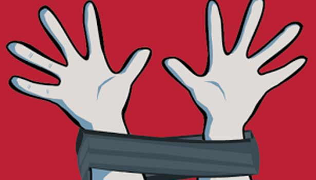 த.மா.கா. பிரமுகரை காரில் கடத்தி பணம் பறிப்பு: 3 பேரை பிடித்து விசாரணை