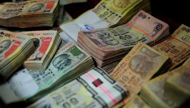 மயிலாடுதுறை அருகே மோட்டார் சைக்கிளில் ஆவணங்கள் இன்றி கொண்டுவரப்பட்ட ரூ. 1¼ லட்சம் பறிமுதல்