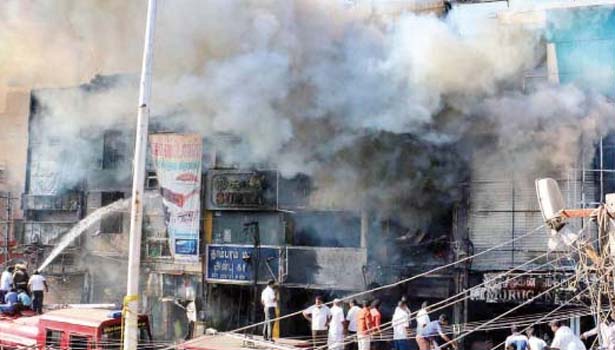தாம்பரம் மார்க்கெட்டில் தீவிபத்து: 8 கடைகள் எரிந்து நாசம் - பல கோடிக்கு பொருட்கள் சேதம்