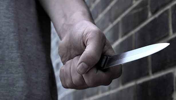 வாலிபரை மிரட்டி பணம் பறித்த 4 பேர் கைது