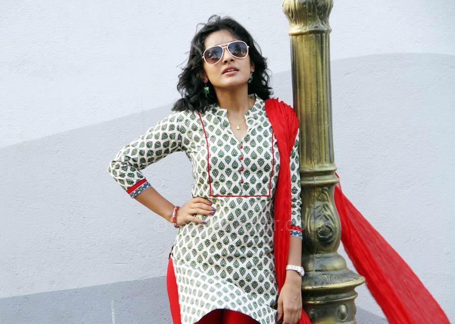 நிவேதா தாமஸ் நிவேதா தாமஸ்