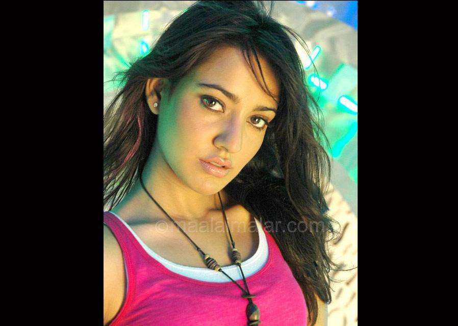 நேகா சர்மா