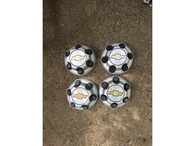 1999 Chevy Silverado 1500 center caps, also fits tahoe, surburban, z71 years 199