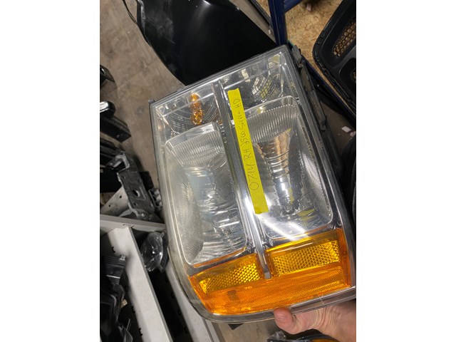 07 GMC Sierra 2500 Headlight