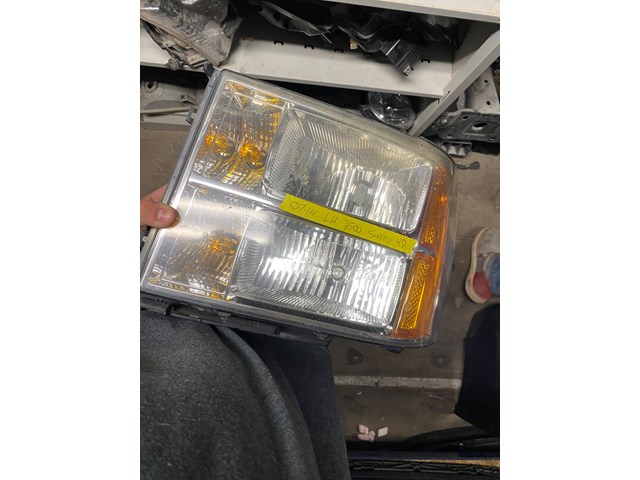 07 GMC Sierra 2500 Headlight