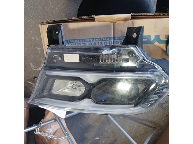 2016 Chrysler Town and Country Headlight