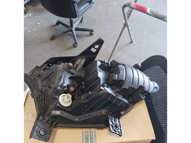 2016 Chrysler Town and Country Headlight