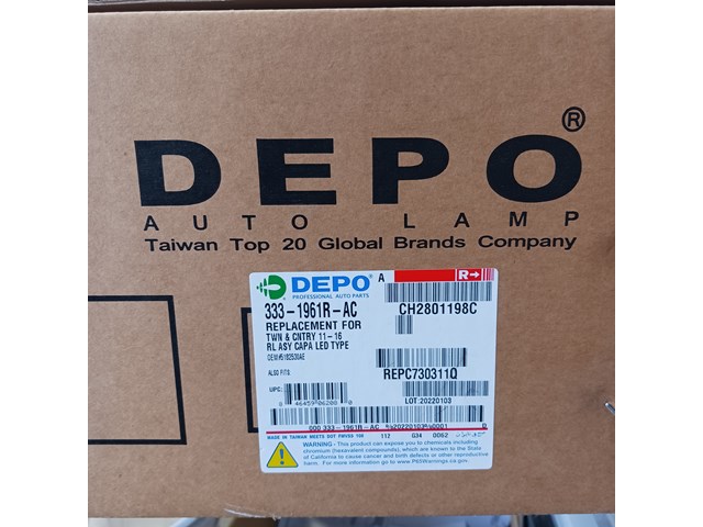 2016 Chrysler Town and Country Headlight