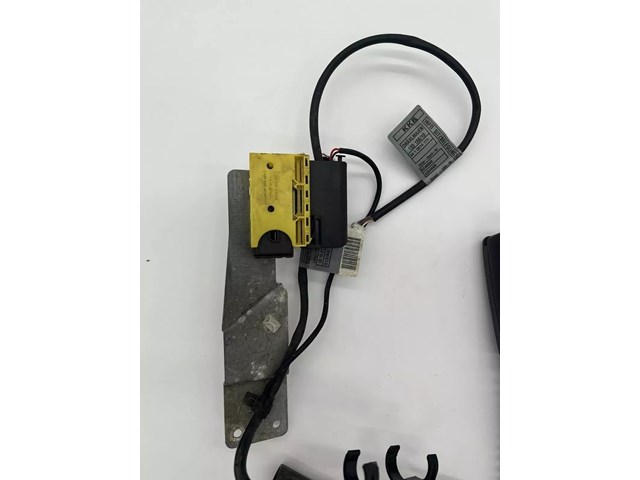 00-06 BMW 330Ci E46 Coupe/Conv Seat Belt Buckle Receiver Right Passenger Side