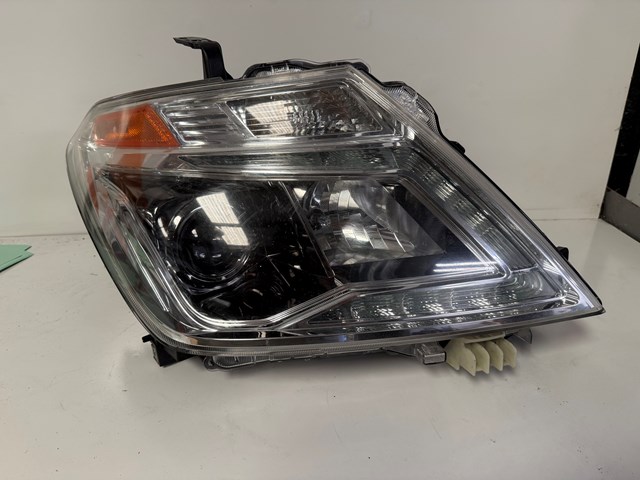 2017 Nissan Armada Headlight (passenger)