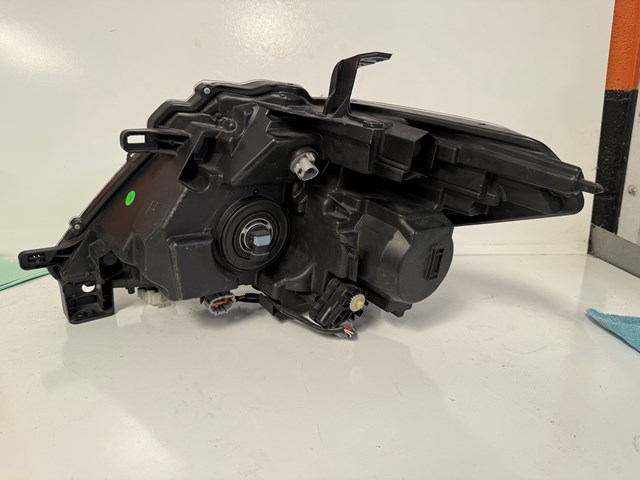 2017 Nissan Armada Headlight (passenger)
