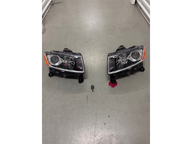 2014 Jeep Grand Cherokee Headlight