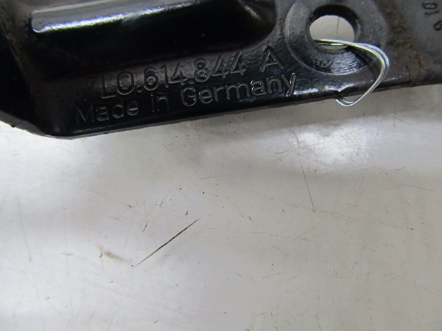 2004-2007 VOLKSWAGEN TOUAREG OEM RIGHT REAR WHEEL SPEED SENSOR BRACKET 