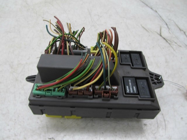 2003-2004 LAND ROVER DISCOVERY OEM LEFT FRONT DASH FUSE BOX RELAY 