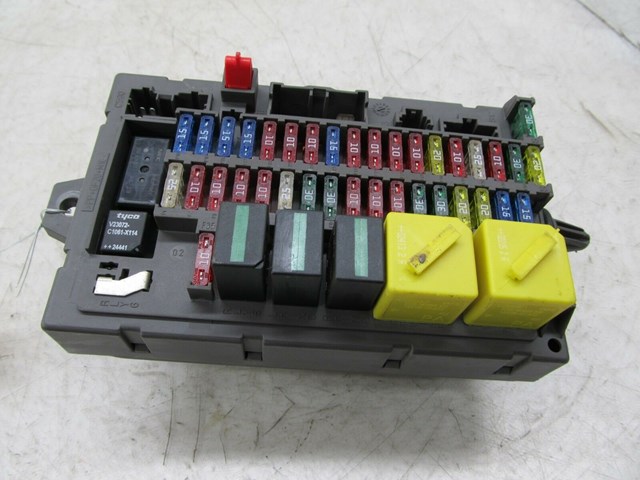 2003-2004 LAND ROVER DISCOVERY OEM LEFT FRONT DASH FUSE BOX RELAY 