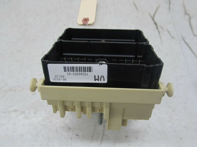 V2003-2007 CHEVY SILVERADO OEM LEFT FRONT DASH FUSE BOX RELAY UNIT