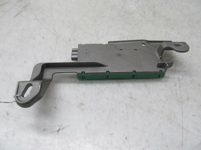 2003-2006 MERCEDES E500 W211 OEM RIGHT FRONT C PILLAR RADIO ANTENNA AMPLIFIER 