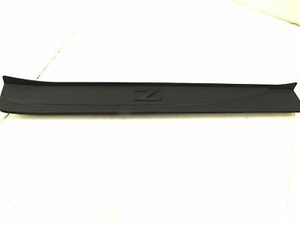 2009-2012 NISSAN 370Z RIGHT FRONT  DOOR SILL SCUFF PLATE