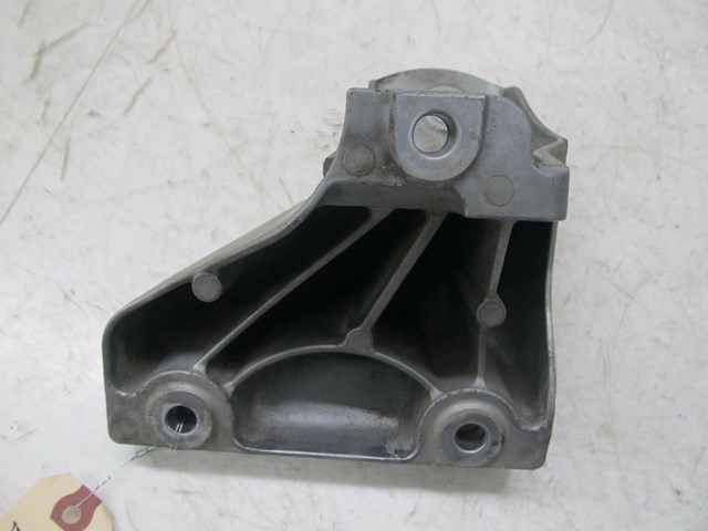 2004-2007 VOLKSWAGEN TOUAREG OEM LEFT FRONT ENGINE MOUNT SUPPORT BRACKET 