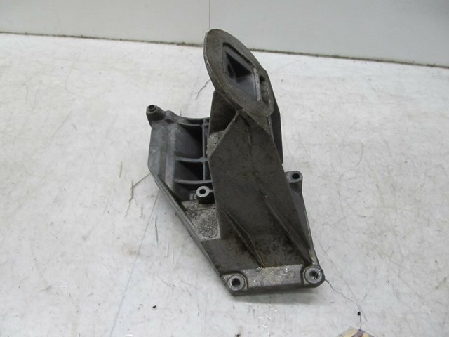  2003-2006 RANGE ROVER HSE OEM RIGHT FRONT ENGINE MOUNT SUPPORT BRACKET 