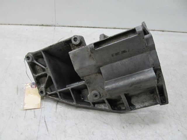  2003-2006 RANGE ROVER HSE OEM RIGHT FRONT ENGINE MOUNT SUPPORT BRACKET 