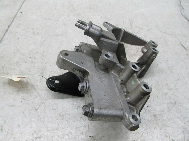  2004-2007 LEXUS RX350 OEM RIGHT FRONT ENGINE MOUNT BRACKET 