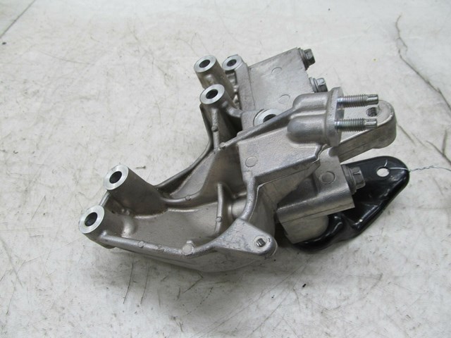  2004-2007 LEXUS RX350 OEM RIGHT FRONT ENGINE MOUNT BRACKET 