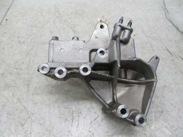  2004-2007 LEXUS RX350 OEM RIGHT FRONT ENGINE MOUNT BRACKET 
