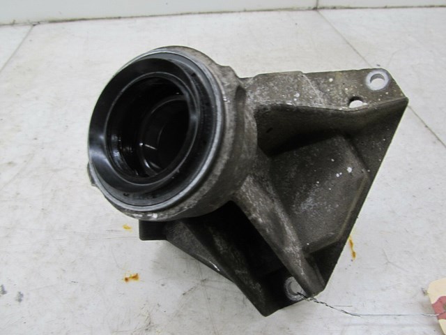 2003-2006 RANGE ROVER HSE OEM RIGHT FRONT AXLE SHAFT GUIDE BRACKET