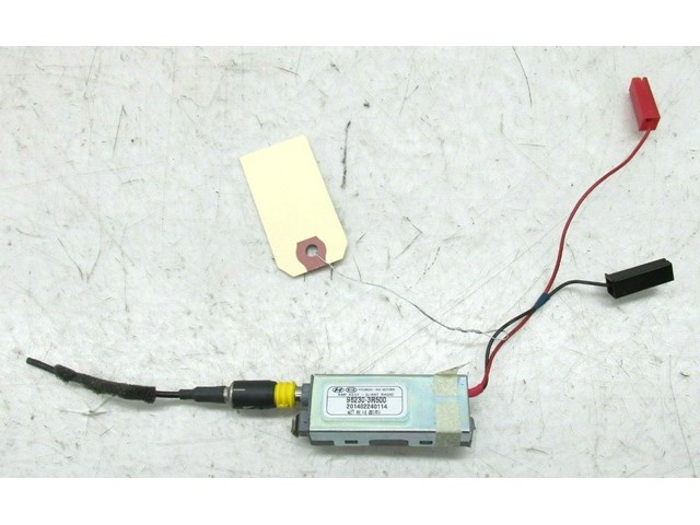 2014-2016 KIA CADENZA OEM RIGHT REAR GLASS ANTENNA AMPLIFIER ASSEMBLY 