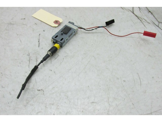 2014-2016 KIA CADENZA OEM RIGHT REAR GLASS ANTENNA AMPLIFIER ASSEMBLY 