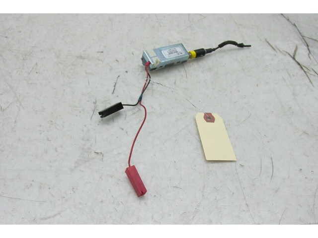 2014-2016 KIA CADENZA OEM RIGHT REAR GLASS ANTENNA AMPLIFIER ASSEMBLY 
