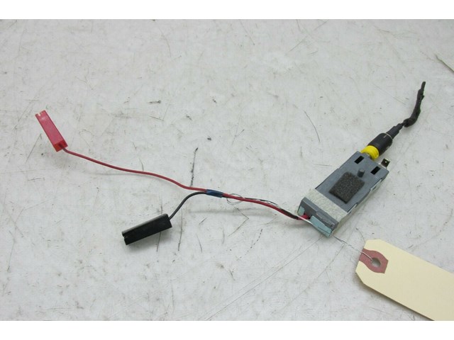 2014-2016 KIA CADENZA OEM RIGHT REAR GLASS ANTENNA AMPLIFIER ASSEMBLY 